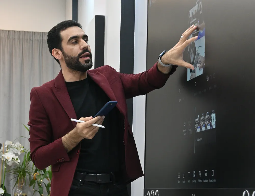 المدرب يشرح على الشاشة
