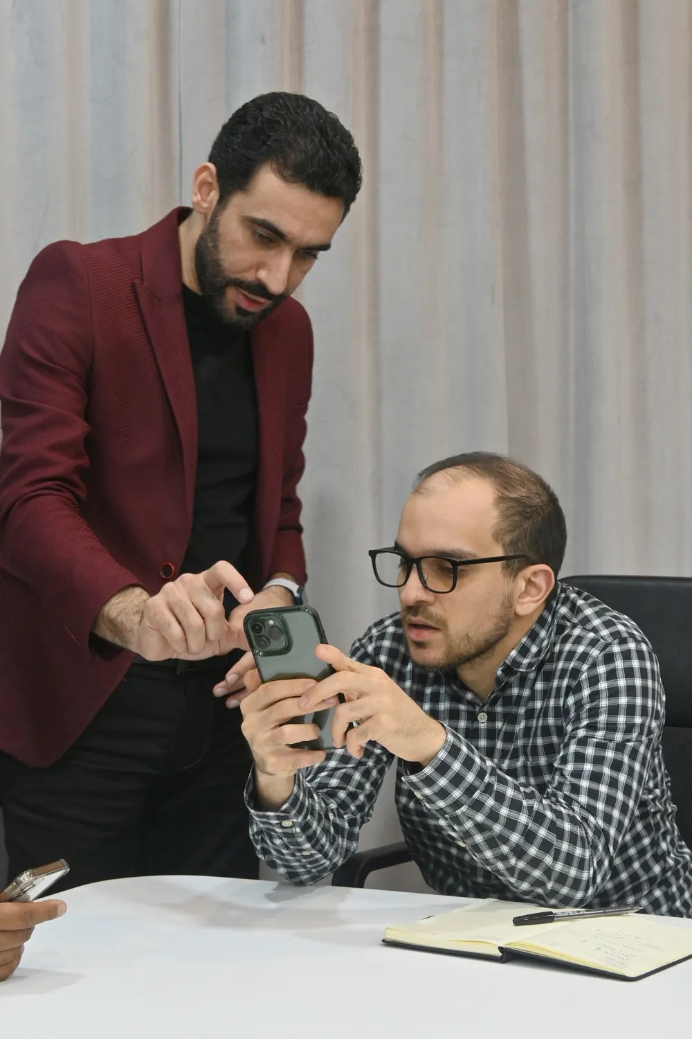 مساعدة متدرب على جواله